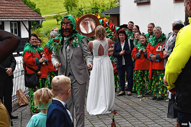 Erst nach absolvierten Geschicklichkeitstests entließen die Spaliersteher das Brautpaar zur Gratulationskur und Umtrunk auf dem Platz ...