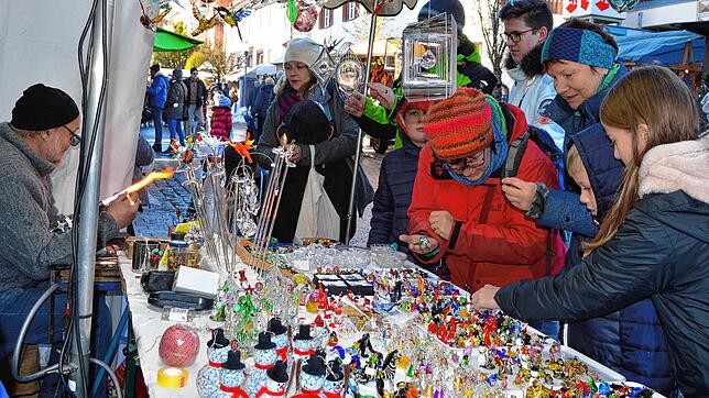 Dem Glasbläser wird auf dem Königsfelder Weihnachtsmarakt gerne bei der Arbeit zugesehen. Hier bei dem letzten Markt vor der Zwangpause ...
