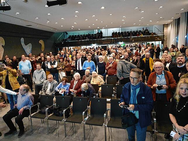 Zahlreiche Überlinger verfolgen im Kursaal die Auszählung der ersten Wahlrunde.