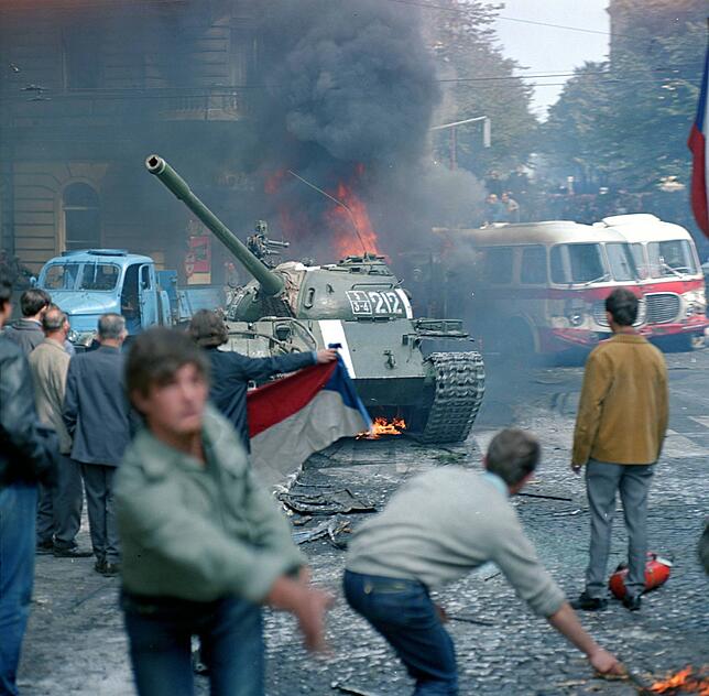 Truppen der Sowjetunion und des Warschauer Pakts fallen am 21. August in die Tschechoslowakei ein, um den Prager Frühling aufzuhalten.