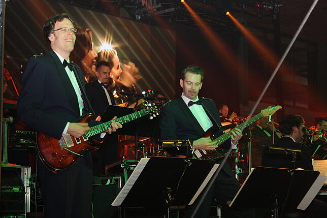 Die Bigband der Bundeswehr begeisterte bei einem Benefizkonzert in der Wehrer Seebodenhalle das Publikum.