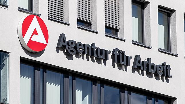 Personen, die ihren Arbeitsplatz verlieren, haben unter Umständen Anspruch auf Arbeitslosengeld 1. Aber ist Arbeitslosengeld eigentlich ...