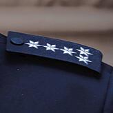 Fünf silberne Sterne: Die Schulterklappe von Günter Hornstein, Erster Polizeihauptkommissar im gehobenen Polizeivollzugsdienst.