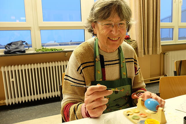 Gertrud Schmidt aus Großschönach malt seit 27 Jahren Eier an für den Taisersdorfer Osterbrunnen und ist somit von Anfang an mit dabei.