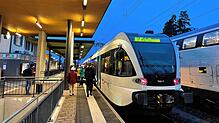 (Archivbild von 2021) Der Bahnhof Kreuzlingen bei Nacht: Am Freitag, 29. August, um 2 Uhr nachts sollen hier drei Männer einen ...