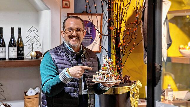 Thomas Wartner, Vorsitzender des W+F, mit einem Lebkuchenhäuschen.