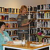 Vier Frauen und eine Lesung: Hier Monika Taubitz, die in der Stadtbibliothek Engen aus ihrem Buch über Helene von Bothmer liest, und ...