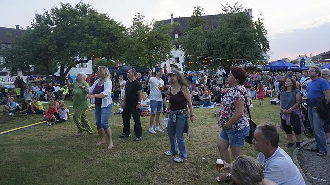Einige Zuhörer wagen sich am Samstagabend bis vor die Bühne und tanzen zu den fetzigen Rhythmen der Schweizer Band Pigeons on the Gate ...