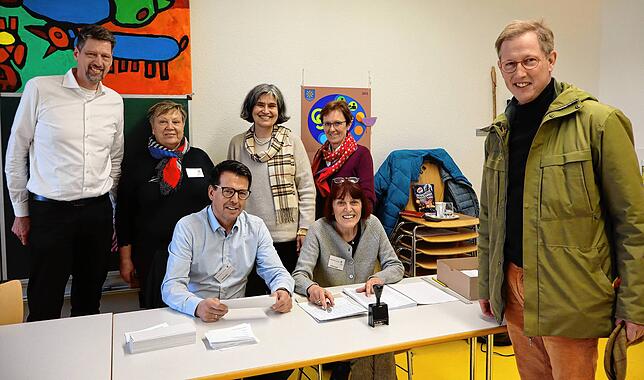 Bernhard Markgraf von Baden (rechts) gibt bei (von links) Jörg Pröbstle, Margarete Gerstmeier, Dieter Hoffmann, Nathalie Pröbstle, ...