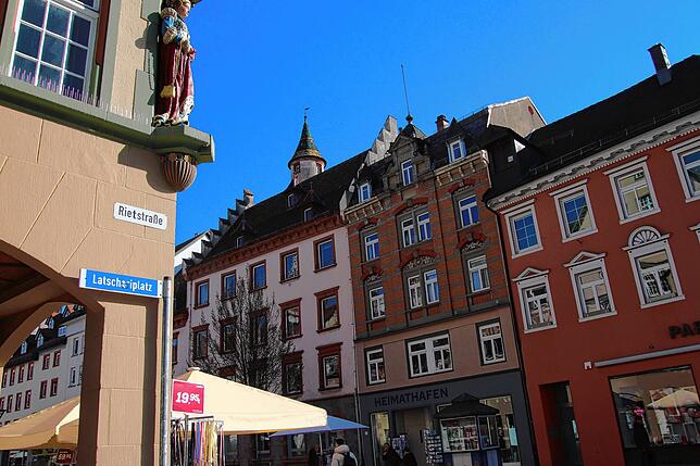 Auch am Haux-Gebäude prangt ein Straßenschild mit dem Aufschrift &bdquo;Laschariplatz&ldquo;.