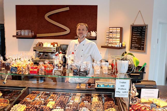 Arno Schindler, Betreiber von &bdquo;Schindler&lsquo;s Feinster Confiserie&ldquo; in Überlingen und Owingen: &bdquo;Das Auge ist der ...