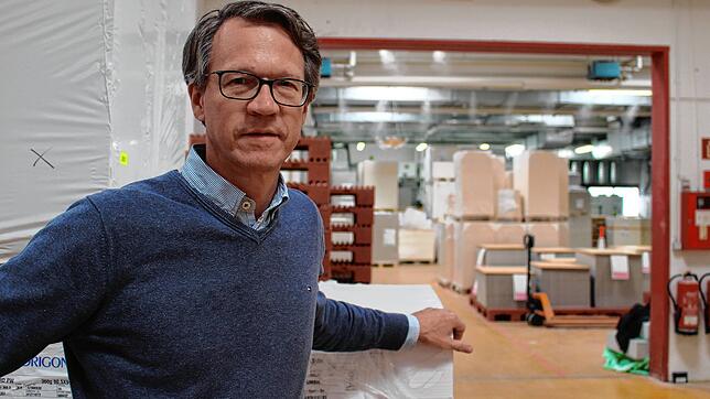 Geschäftsführer Christof Bromberger in den Hallen von Bromberger Packungen in Allmendshofen. Hinter ihm zu erkennen: wo sich Platz ...