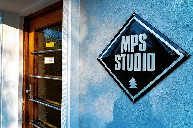Gleich am Eingang hängt das MPS-Schild mit dem Logo einer Tanne.