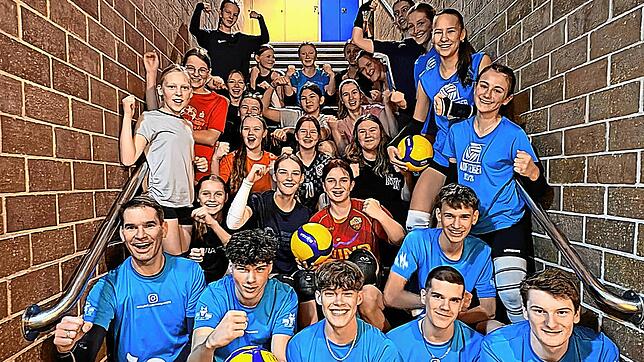 Hier einige Spieler der Volleyballabteilung. Sie sind begeistert vom Vorhaben, im Rena-Stadion zwei Beachvolleyball-Felder zu schaffen. ...
