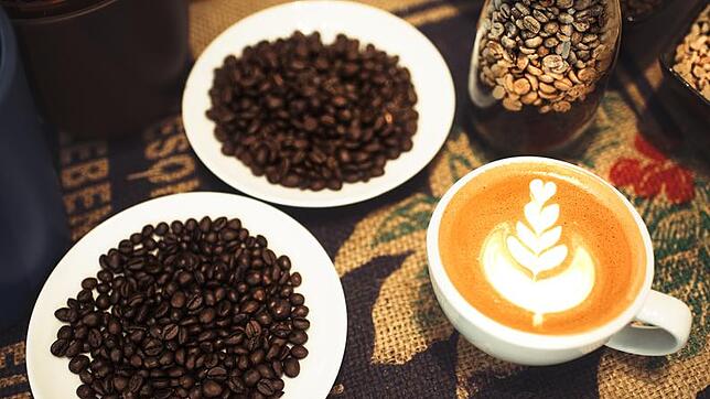 Latte Art: Ein Cappuccino mit einem Muster aus Herzen.
