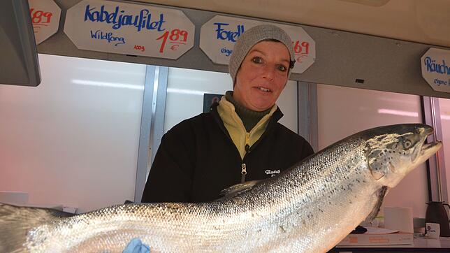 Steffi Christmann mit einem norwegischen Lachs.