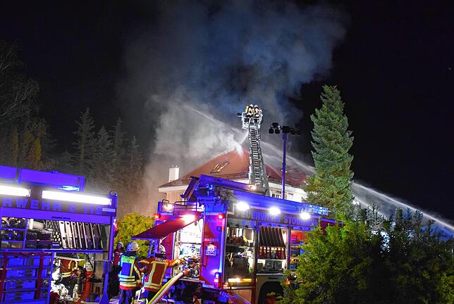 Bild 20: Bilder von den Löscharbeiten beim Großbrand eines Dachstuhls in Mahlspüren im Tal