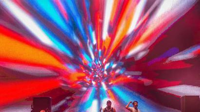 Fans elektronischer Musik feiern bei einem Festival. Bild: dpa