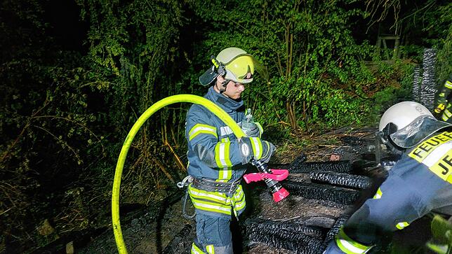 Zur Versorgung mit Löschwasser musste eine längere Versorgungsleitung zu einem Hydranten verlegt werden.