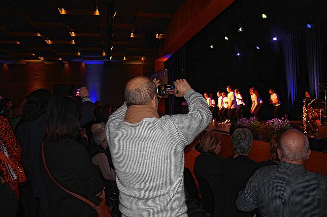 Zahlreiche Handys waren auf den Auftritt der Hip-Hop TanzgruppeNo NameZaus dem Jugendzentrum Tiengen (Juz) gerichtet.