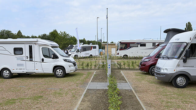 Kaum eröffnet und schon gut genutzt: der neue Wohnmobilstellplatz der Stadt Radolfzell an der Strandbadstraße auf der Mettnau.