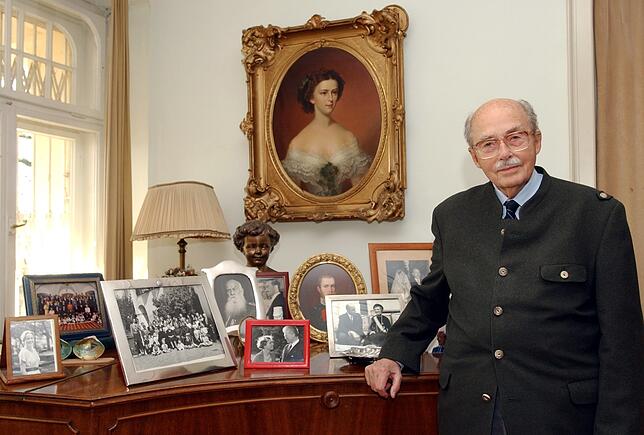 Otto von Habsburg, einst Thronfolger und dann CSU-Europapolitiker, war in Österreich schlicht Otto Habsburg. Er starb 2011.