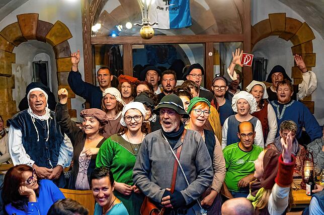 Das ganze Ensemble und alle Helfer der 150. Aufführung beim Abschluss in der Bastion.