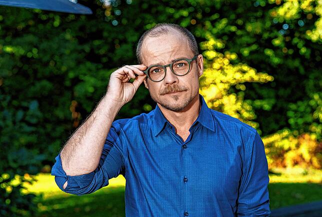 Er kann auch anders: Schauspieler Matthias Koeberlin am Set der ZDF-Produktion „Gäste zum Essen“.
