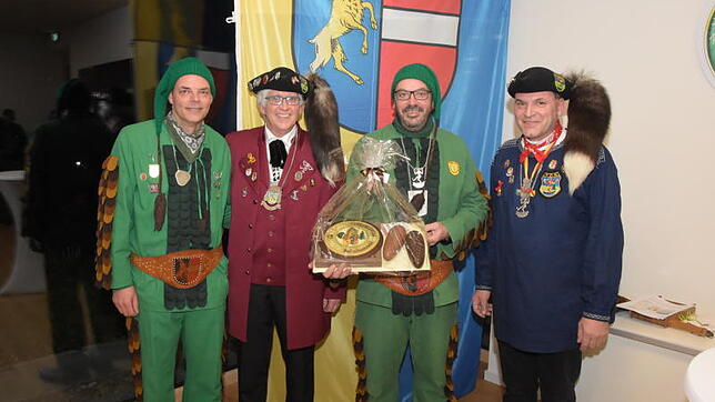 Stefan Dorfmeister, Axel Pitschuch, Martin Hagenbucher und Marco Hipfel bei der Übergabe des Gastgeschenkes an die Narrenzunft ...