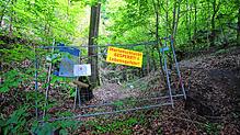 Dieses Gitter ist die erste Sperrung am Fuß der Marienschlucht. Die zweite ein Stück dahinter ist ein großes neongelbes Banner auf einem ...