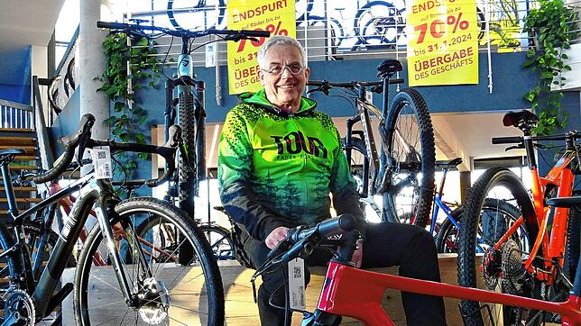 Martin Vetter, noch inmitten seiner Fahrräder. Damit ist bald Schluss, am 1. Februar wird er sich aus dem Fachgeschäft Tour ...