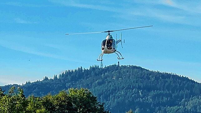 Der Ultraleicht-Helikopter bei seiner Platzrunde über die Start- und Landebahn.