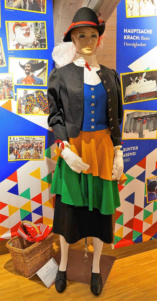 Eine Figur mit der Häs der Stockacher Marketenderinnen steht auch in der aktuell laufenden Ausstellung &bdquo;Narro &ndash; Fasnet in ...