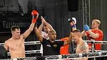 Glückliche Gesichter nach dem Kampf: Die Athleten feiern ihre Leistungen und den sportlich fairen Wettkampftag. Im Hintergrund zu sehen ...