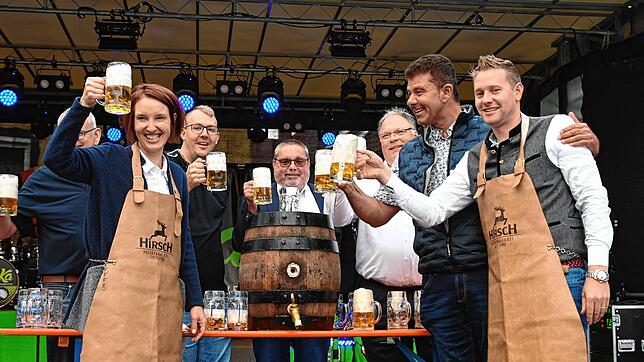 Bürgermeisterin Susen Katter mit (von links) Narrenrichter Jürgen Koterzyna, Florian Kemper (Yetis), Uli Kammerer (Kammerer Medical ...