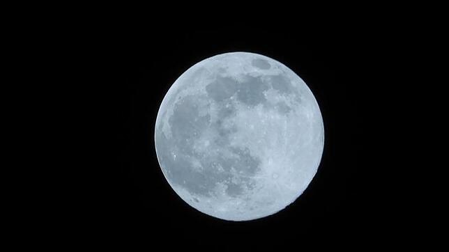 Um Mond-Bilder des Samsung Galaxy S23 Ultra hat sich eine heftige Internet-Diskussion entsponnen.