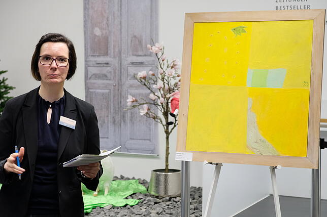 Artothek-Leiterin Kathrin Lörcher führt durch die Ausstellung mit Werken von Künstlerinnen aus der Region.