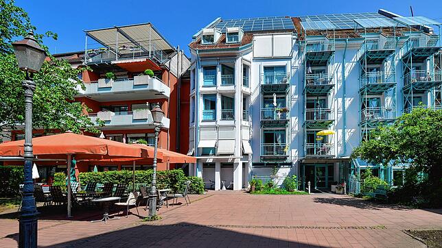 Blick auf den Innenhof des ehemaligen Pflegeheims. Für diesen und die Gebäude selbst hat die Stadt Vorstellungen.