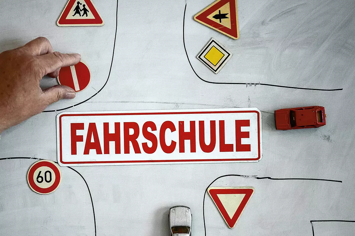 Wie Viele Fahrstunden Sind Pflicht In Der Schweiz Schweiz: Wie man den Führerschein ohne Fahrstunden erlangen kann