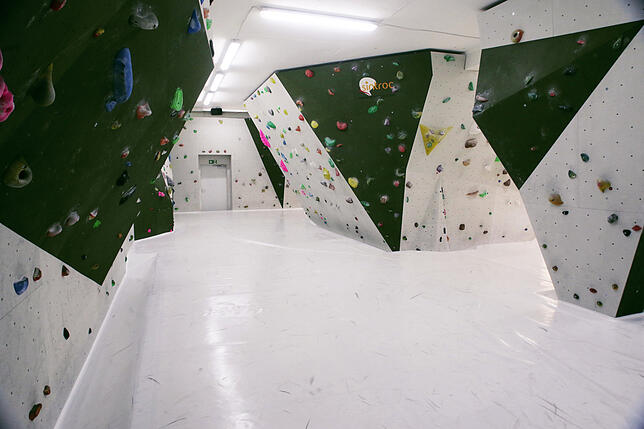 Im &bdquo;Hotzenblock Bouldering&ldquo; in Tiengen können die Besucher auf einer Wandfläche von rund 270 Quadratmetern bouldern.