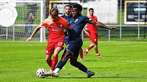 Der TSV Singen (Rayan Nelson Mawamba Menougong, rechts) verlor mit 0:8 gegen den FC Nöttingen (Jannis Rabold).