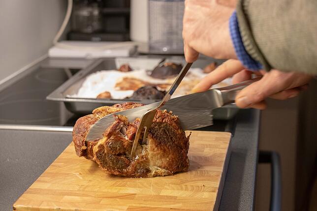 Fett und Fleischsaft sind in das Salz geflossen. Es wurde mit den Zwiebelaromen in das Fleisch aufgenommen.