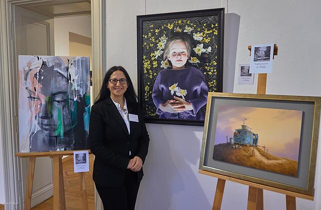 Ausgezeichnet: Kuratorin Elena Romanzin mit den Publikumslieblingen des diesjährigen Grand Salons: Pier Toffoletti mit &bdquo;Face ...