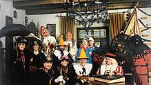 1992: Das Gruppenfoto mit den Tiengener Fasnachtsfiguren wie den Schnurrewybern (links), den Katzenröllis (hinten links) und den Henkern ...
