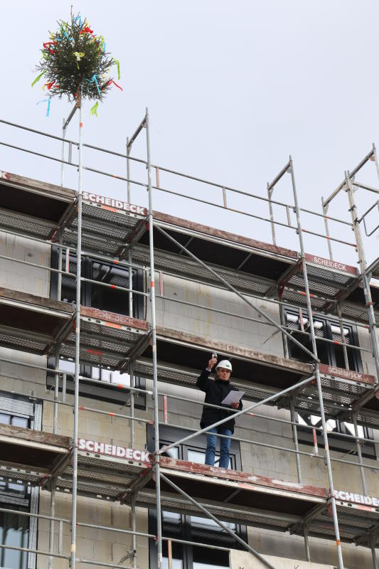 Bild 2: Ein Bau für Arbeiten, Wohnen und Begegnen: Caritas feiert Deckenfest für inklusives Qualifizierungszentrum