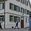 Vorbereitung für die Aktion &bdquo;Night of Light&ldquo; am Montag in Oberteuringen: Martin Nägele (links) und Alexander Hog machen auf ...