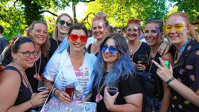 Das stimmungsvolle Mostfest war ideale Kulisse für den Junggesellinnenabschied von Anna Landolt (im „Brautkleid“).