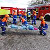 Eine Person war unter einem Anhängerrad eingeklemmt. Sie wurde mit Hilfe von einem Luftkissen geborgen.