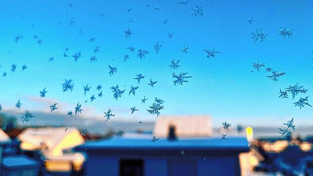 Die knackige Kälte malt Eisblumen ans Fenster. Doch am Mittwoch ist Vorsicht geboten: Es kann gefährlich glatt werden.