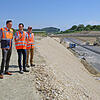 Besuch des Regierungspräsidenten auf der B-31-Baustelle: Projektleiter Jens Kehrer (Zweiter von rechts) erläutert Klaus Tappeser den ...